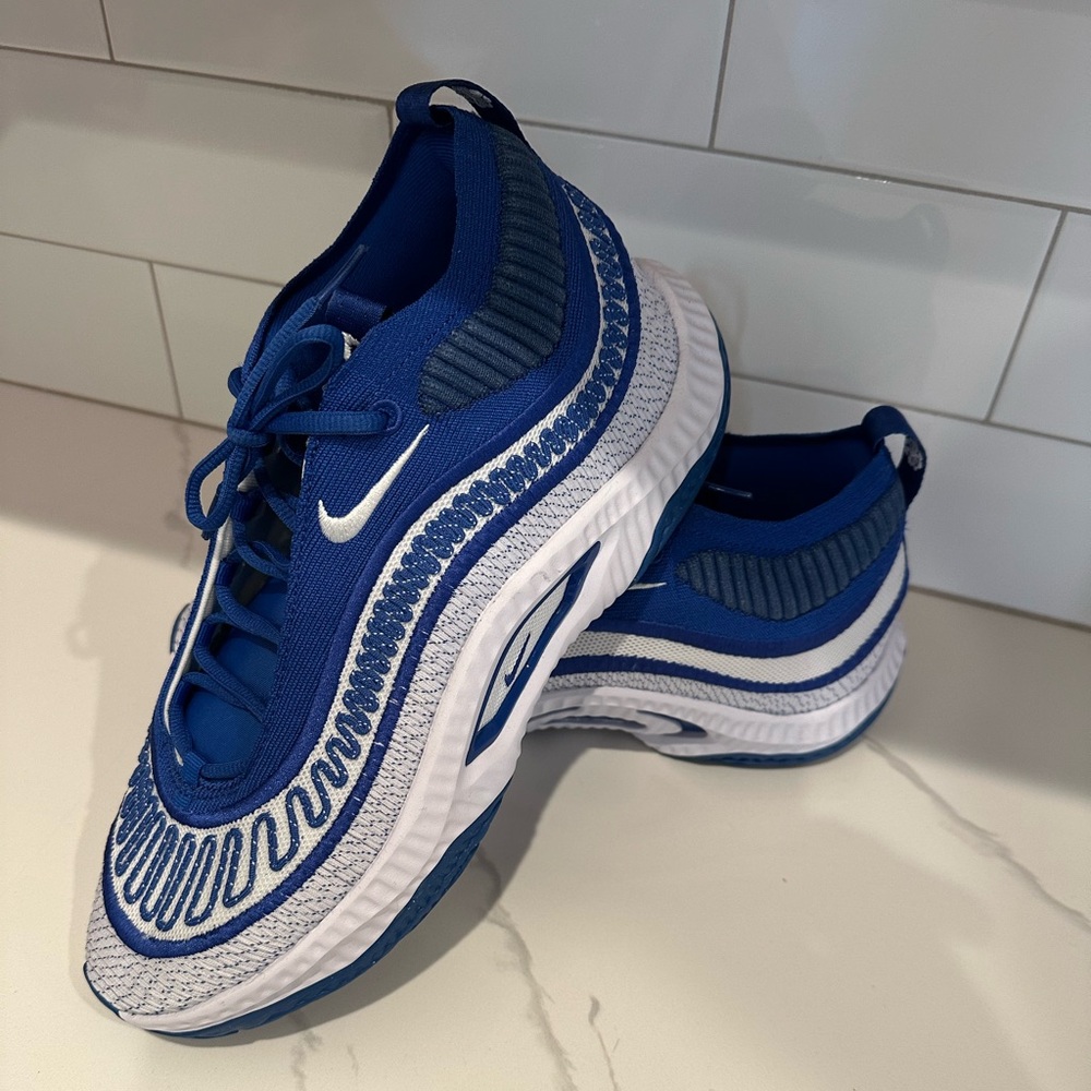 NIKE COSMIC 3